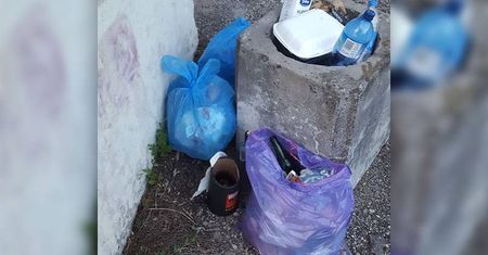 Wraca śmieciowy problem. Przystanki zalane odpadami osób wracających znad jezior