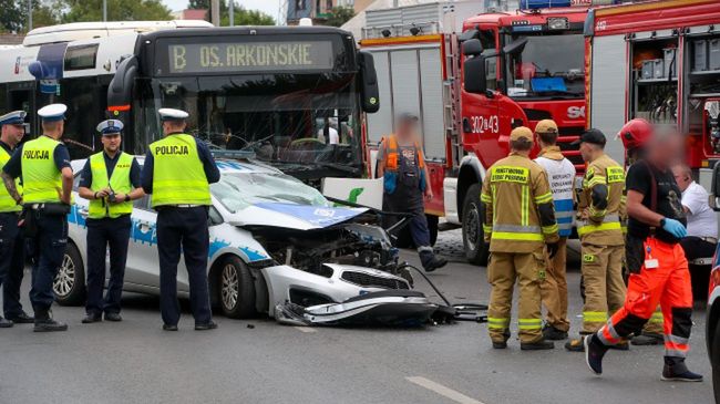 Zderzenie radiowozu i autobusu miejskiego
