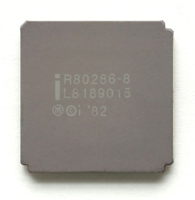 Intel 80286 wraz z ceramicznym rozpraszaczem ciepła.