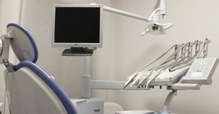 Zmusił pacjentkę do stosunku oralnego! Policja szuka kolejnych ofiar dentysty