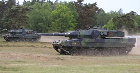 Stridsvagn 122 już w Ukrainie. Szwedzkie czołgi zauważono z ciekawym kamuflażem