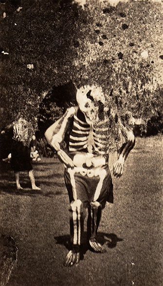 Stuletnie zdjęcia upiornych kostiumów na Halloween