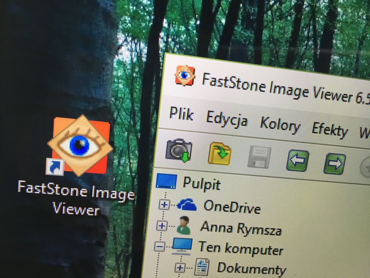 FastStone Image Viewer jest bardziej uniwersalny, może importować filmy