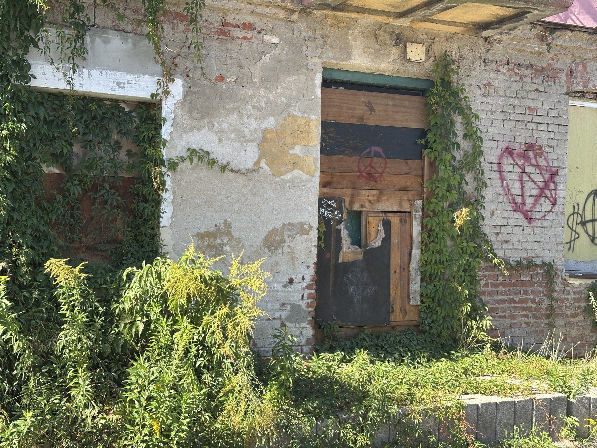 Drzwi zostały szczelnie zabite deskami