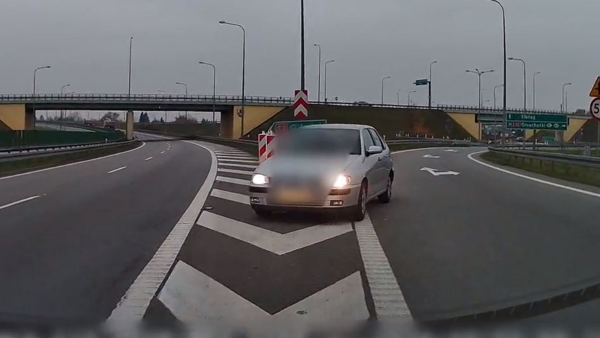 Kierowca próbował wjechać na trasę S7 pod prąd.