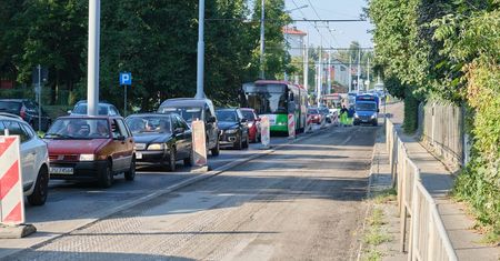 Poniedziałkowy armagedon na ul. Nadbystrzyckiej. Kierowcy zaskoczeni obecnością drogowców. Miasto zapowiada zmianę