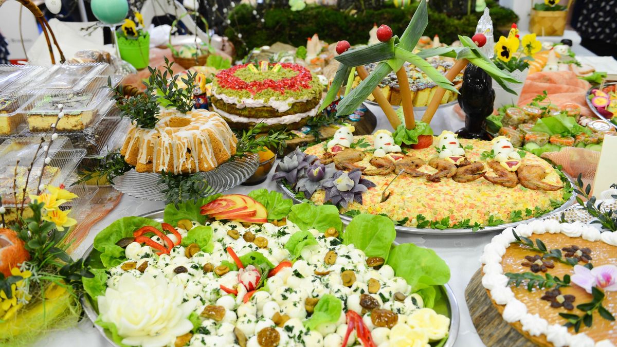 Wielkanoc 2018
Fot. Adam Staskiewicz / East News. Sieradz 24.03.2018. Budynek Starostwa Powiatowego w Sieradzu. Coroczna prezentacja stolow wielkanocnych, wykonanych przez okoliczne kola gospodyn.  N/Z potrawy wielkanocne , stroiki
Adam Staskiewicz