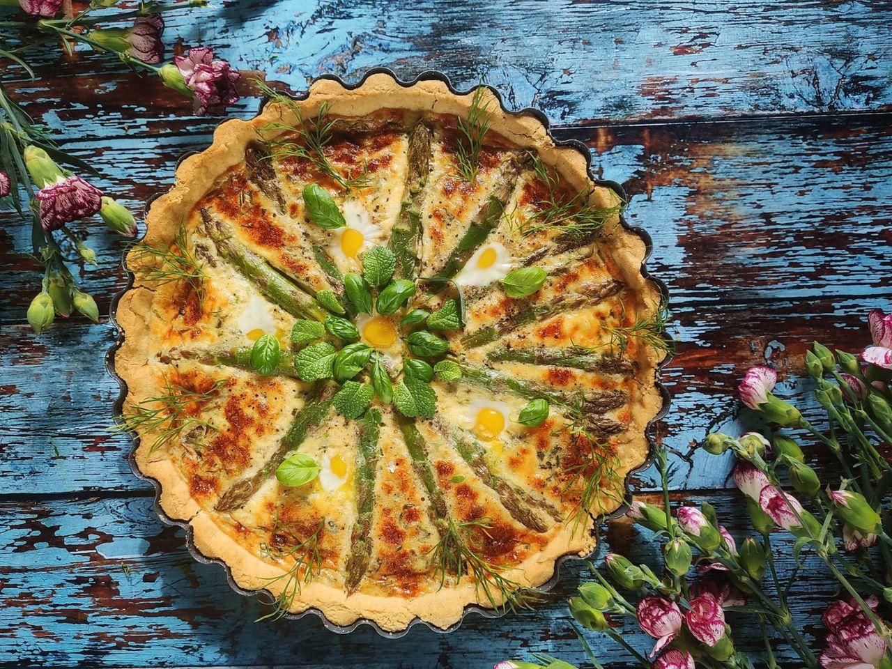 Krucha tarta ze szparagami i przepiórczymi jajkami