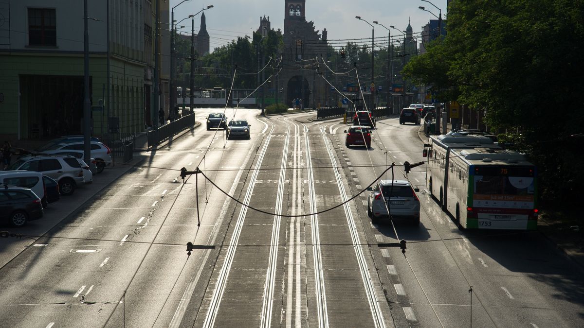 Porzucone auto blokuje przebudowę ulicy w Szczecinie.