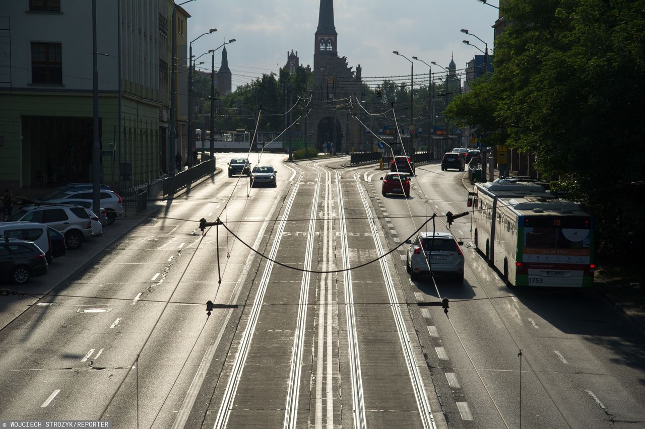 Porzucone auto blokuje przebudowę ulicy w Szczecinie.