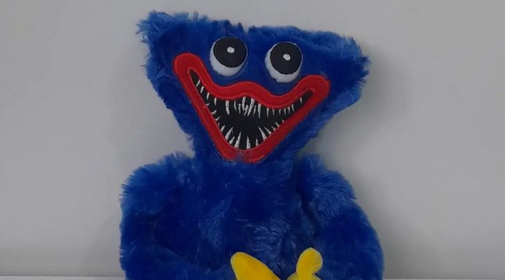 Huggy Wuggy jest bardzo popularną zabawką wśród najmłodszych