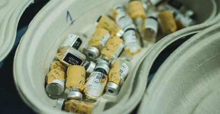 Szczepionka na COVID. Ministerstwo Zdrowia o przyczynach zutylizowania dawek