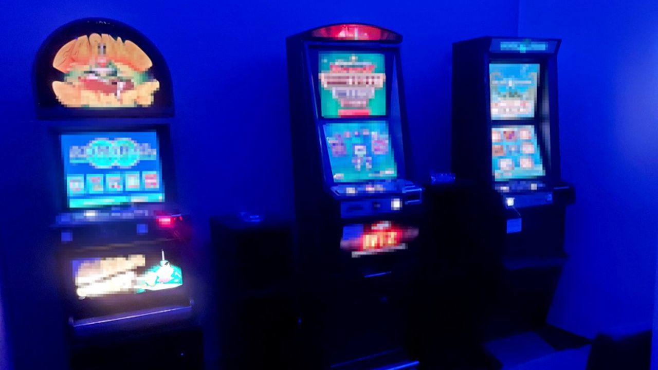 Rozbili nielegalny hazard na trzech warszawskich dzielnicach. 80 automatów i 15 zatrzymanych