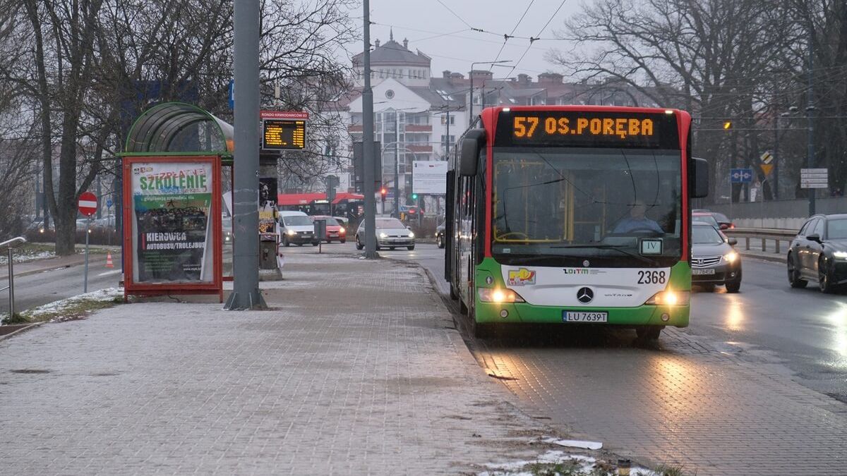 Autobus linii nr 57 na przystanku