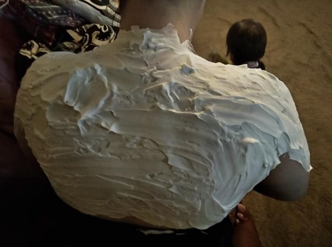 Cindi nałożyła na plecy grubą warstwę pianki do golenia