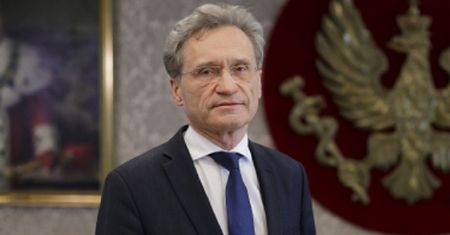 COVID-19. Szczepienia poza kolejnością. Rektor WUM przerwał milczenie