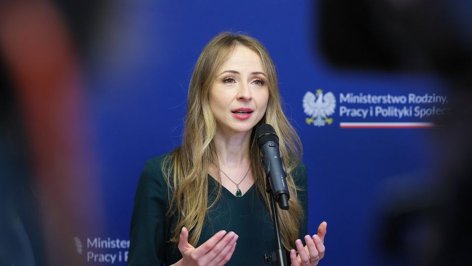 Warszawa, 15.02.2024. Minister rodziny, pracy i polityki społecznej Agnieszka Dziemianowicz-Bąk podczas konferencji prasowej przed pierwszym spotkaniem zespołu roboczego z udziałem strony społecznej w sprawie opracowania rozwiązań w zakresie uprawnień rodzicielskich dla rodziców dzieci przedwcześnie urodzonych oraz dzieci hospitalizowanych po urodzeniu, 15 bm. w siedzibie MRPiPS w Warszawie. (jm) PAP/Paweł Supernak
