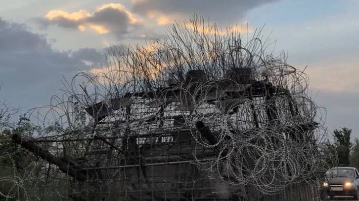 Rosyjski "pancerny krzak" gdzieś w Ukrainie.