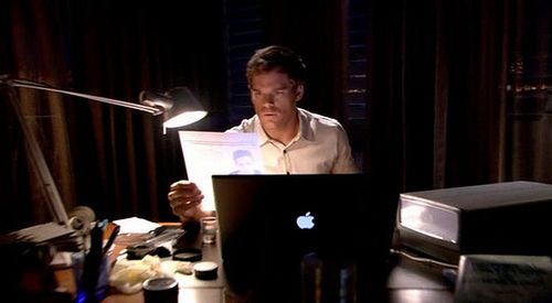 MacBook w serialu Dexter (fot. marketingpmi.it)