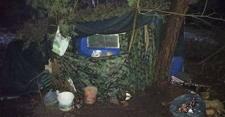 Przeszukali szałas. Dwie osoby trafiły za kratki
