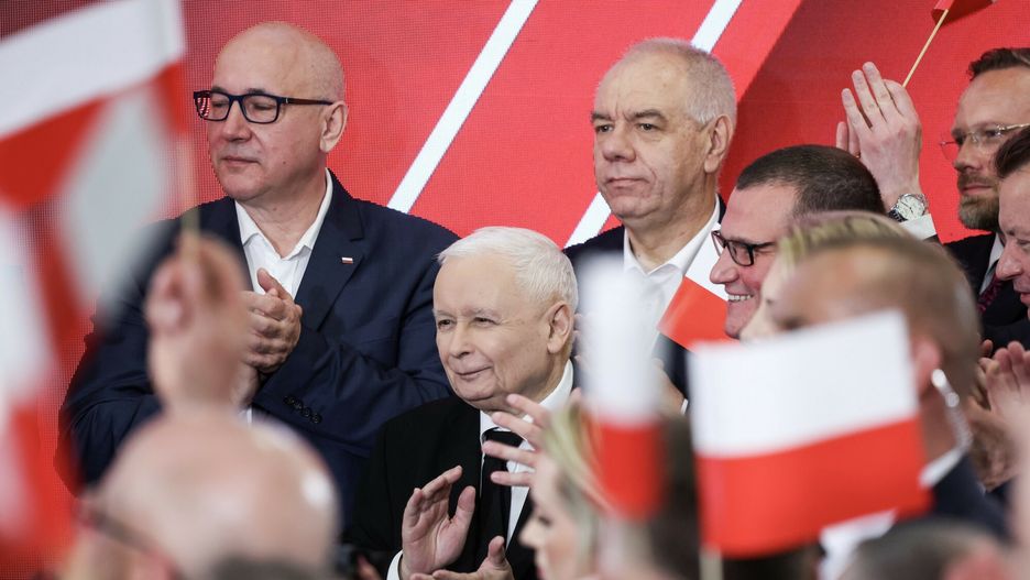 Jarosław Kaczyński, za nim Jacek Sasin 