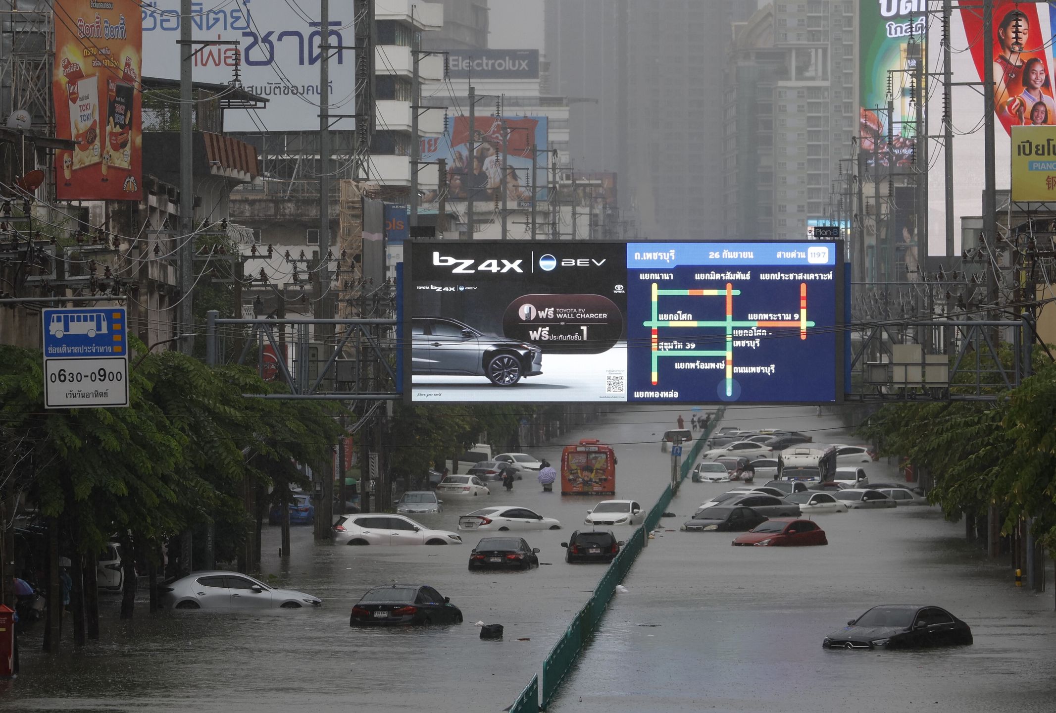 Submerged vehicles are abandoned during a downpour on a flooded major street, Phetchaburi Road in Bangkok, Thailand, 26 September 2026. All 50 districts in Bangkok have been declared flood disaster zones following the non-stop heavy downpour caused by a strong low-pressure system combined with seasonal monsoon patterns. EPA/RUNGROJ YONGRIT Dostawca: PAP/EPA.