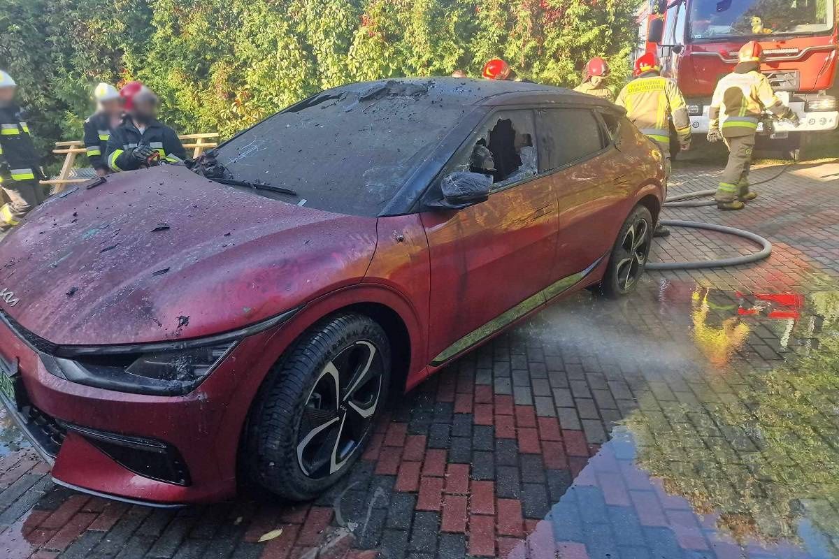 Pożar samochodu elektrycznego Kia w przydomowym garażu w Borzechowie