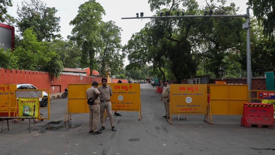 Police guards the Air India airplane crash site near Sardar Vallabhbhai Patel International Airport in Ahmedabad, Gujarat, western India, 15 June 2025. Air India flight AI171, bound for London carrying 242 passengers and crew members on board a Boeing 787-8 aircraft, crashed minutes after take-off in the Meghaninagar area of Ahmedabad on 12 June. EPA/RAJAT GUPTA Dostawca: PAP/EPA.