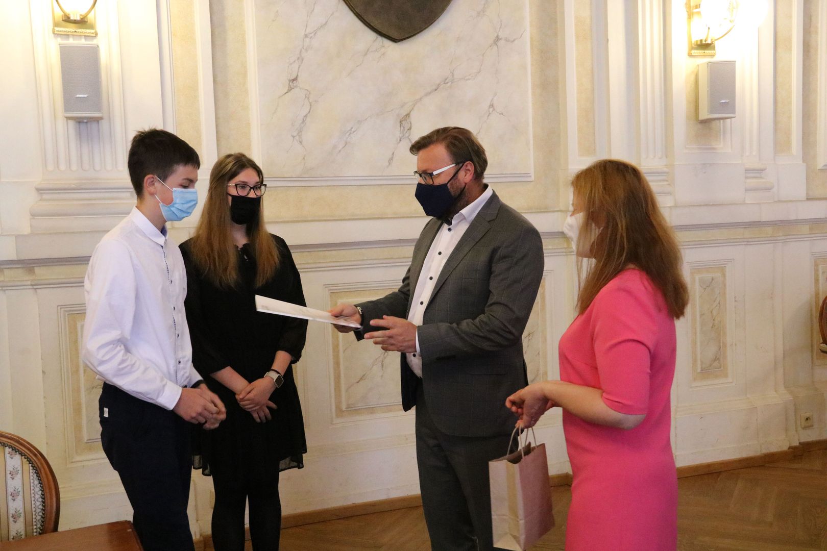 Śląskie. Zastępca prezydenta Bielska-Białej Adam Ruśniak wręcza nagrody w konkursie na własną ksiązkę.