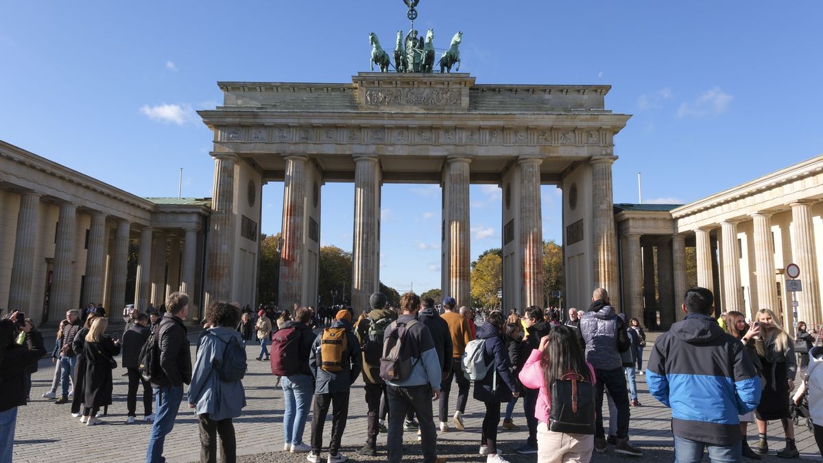BERLIN, GERMANY - NOVEMBER 06: A view of the Brandenburg Gate on the occasion of the Fall of the Berlin Wall in Berlin, Germany on November 06, 2023. The remains of the wall that once split through Berlin are preserved and displayed at various locations such as the Berlin Wall Memorial in Bernauer Strasse, Checkpoint Charlie and East Side Gallery for curious visitors. (Photo by Halil Sagirkaya/Anadolu via Getty Images)