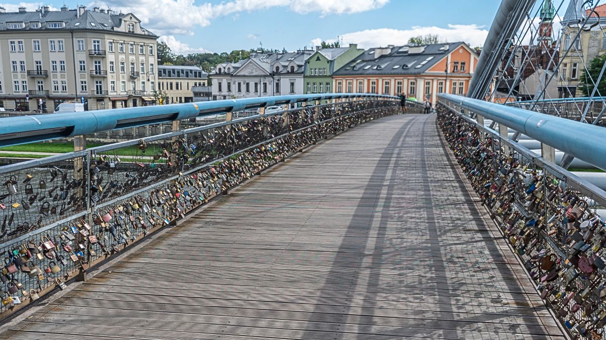 Zakochani zniszczyli most w Krakowie. 