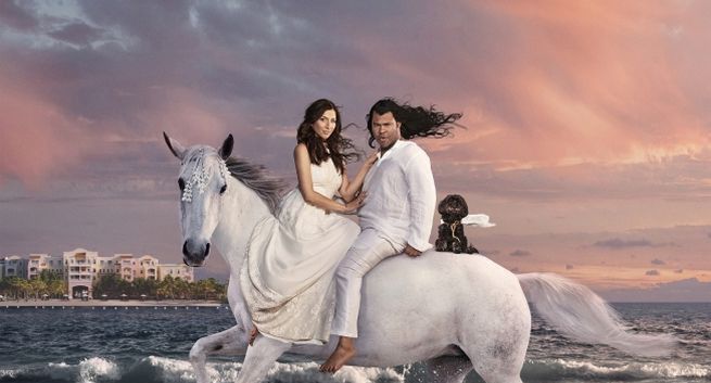 Aktorska para szuka miejsca na ślub w reklamie Booking.com (wideo)