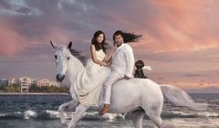 Aktorska para szuka miejsca na ślub w reklamie Booking.com (wideo)