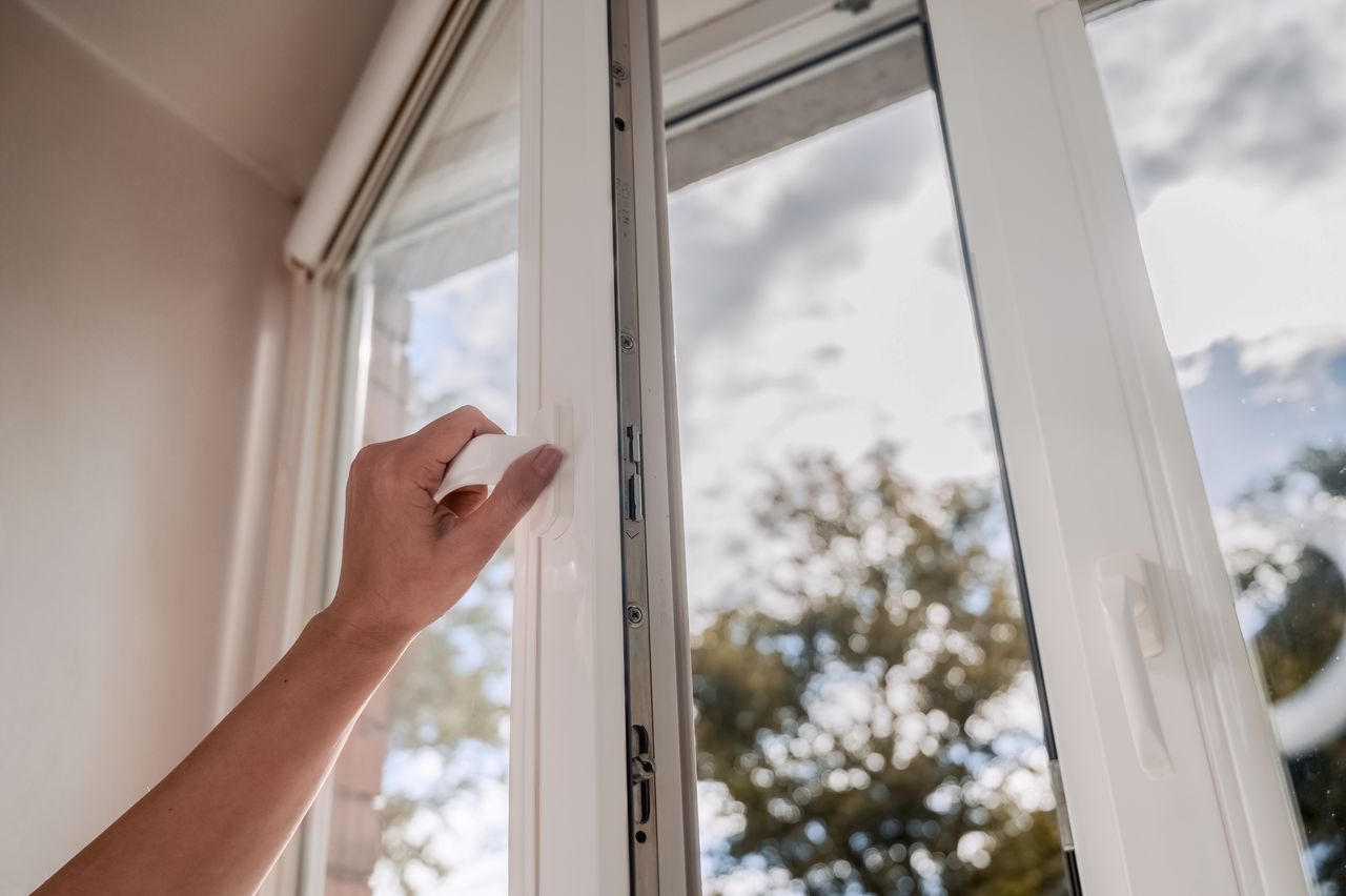 The winter mode of the window retains more heat in the room