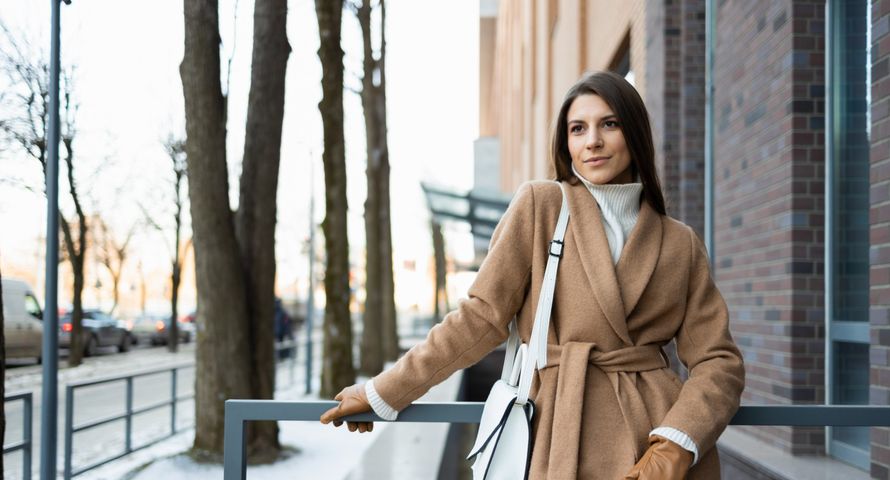 Elegancka moda zimowa do pracy - stylizacje biurowe na niskie temperatury