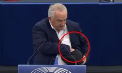 Europoseł wszystkich zaskoczył. Nagle wyjął coś z torby