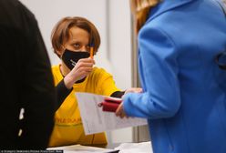 Wolontariuszka "Basia", czyli Jadwiga Emilewicz pomaga w szczepieniach