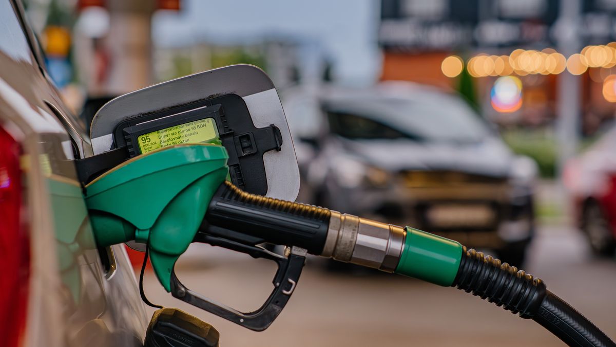 Ceny paliw na stacjach w Polsce spadły, ale nadal utrzymują się 