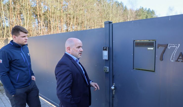 Przez domofon do ABW. Gosek zwrócił się do funkcjonariuszy