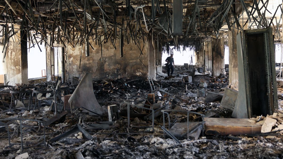 Skutki izraelskiego ataku. Zniszczony budynek telewizji w Iranie
