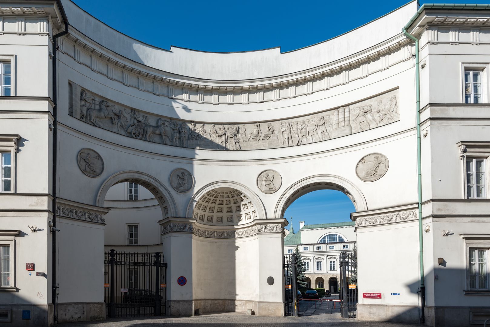 Warszawa. Namalowała błyskawicę na zabytkowym budynku ministerstwa. 26-latka oskarżona