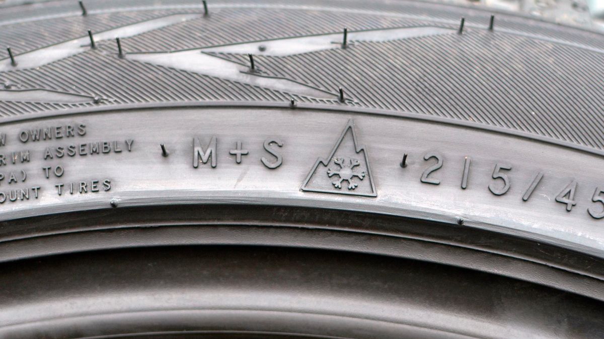 Znaczek M+S i 3PMSF (symbol alpejski) występują często w parze na oponach całorocznych i zimowych