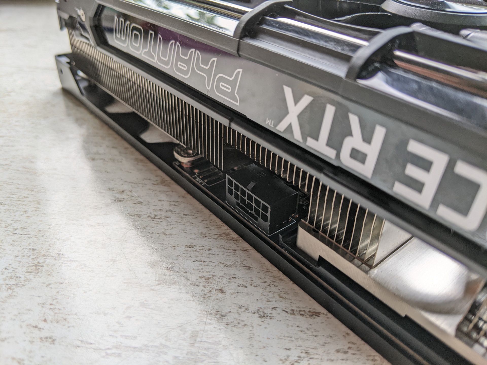 gniazdo zasilania 12-pin, bo TGP jest ogromne, 460W!