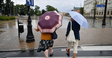 Pogoda. IMGW ostrzega. Nadchodzi intensywny deszcz
