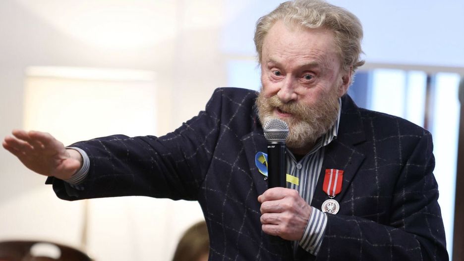 Daniel Olbrychski z odznaczeniem na piersi