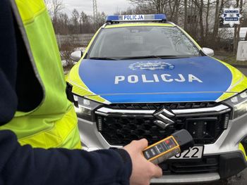 Policjant jechał do pracy. Spojrzał na innego kierowcę. Podjął zdecydowane działania