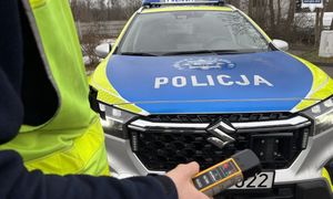 Policjant jechał do pracy. Spojrzał na innego kierowcę. Podjął zdecydowane działania