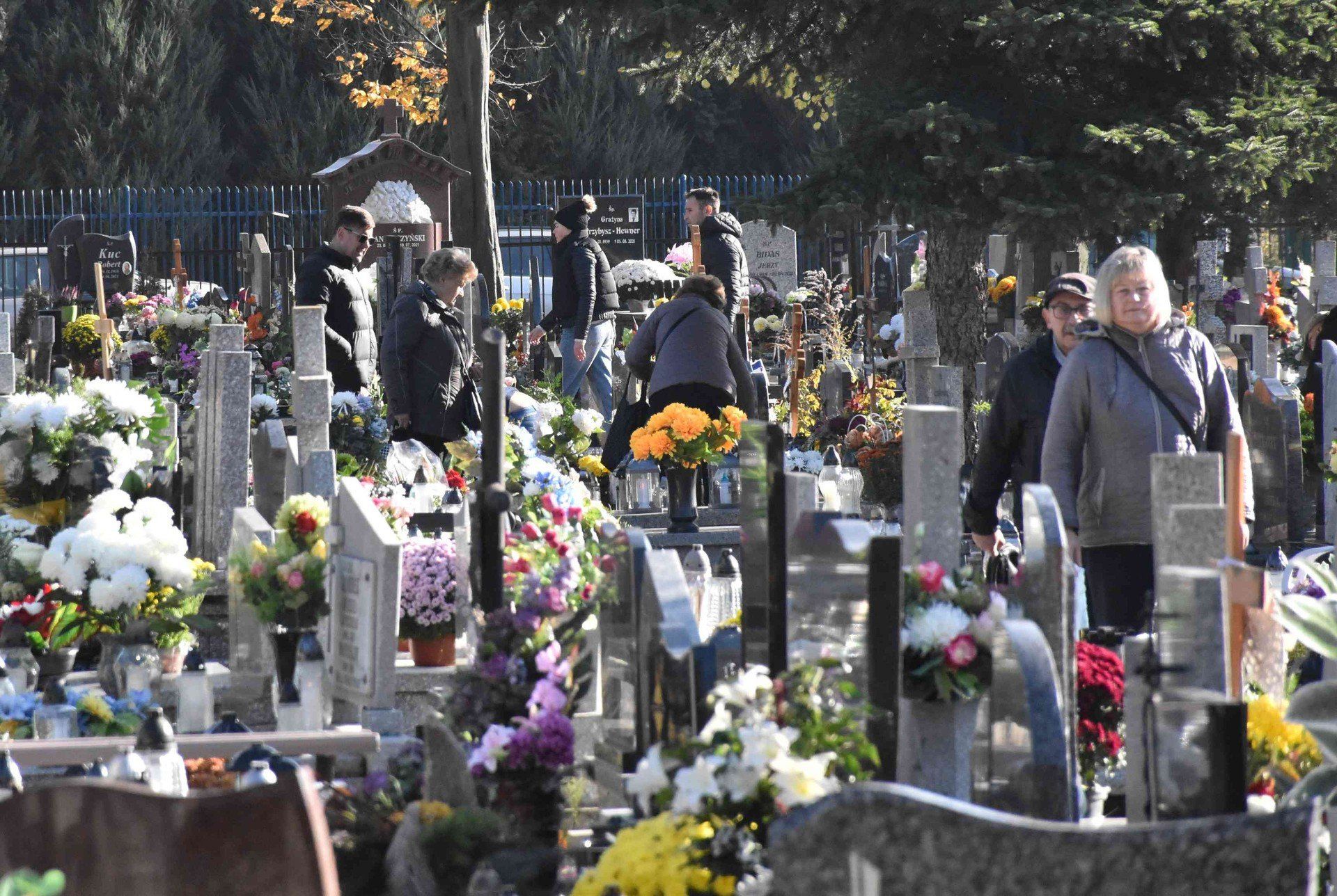 Wszystkich Świętych 2025 na cmentarzach w Inowrocławiu i regionie