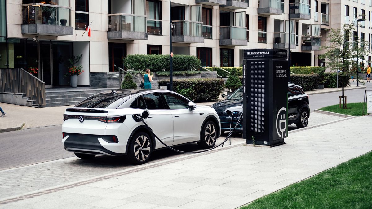 Samochodów elektrycznych przybywa na polskich drogach. Nadal stanowią jednak niewielki ułamek