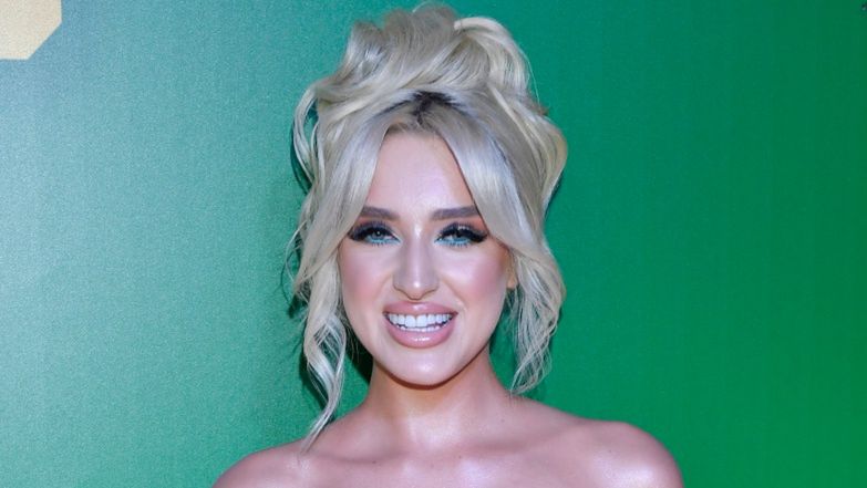 Caroline Derpienski na premierze w pierzastej stylizacji